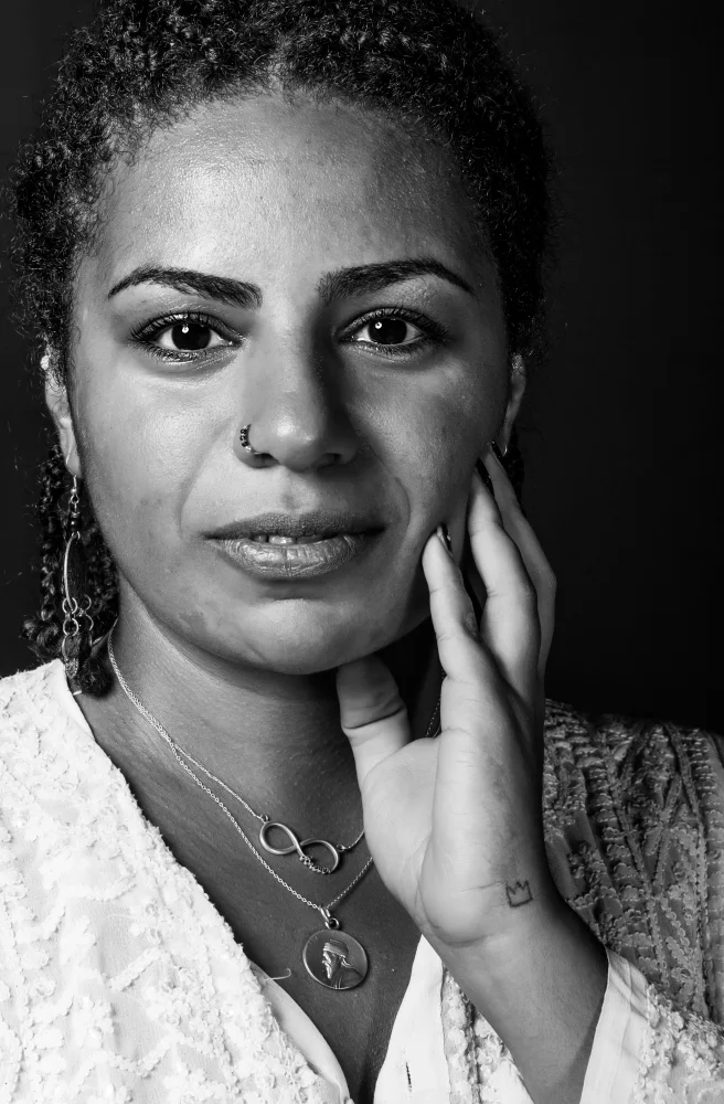 A 15 anni, mio padre mi concesse di scegliere la mia religione. Ho studiato diverse religioni e ho scelto la fede bahá’í per la sua visione inclusiva.