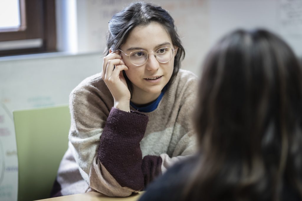 La costruzione di comunità unite è fondamentale per affrontare le sfide dell'individualismo e dell'isolamento.